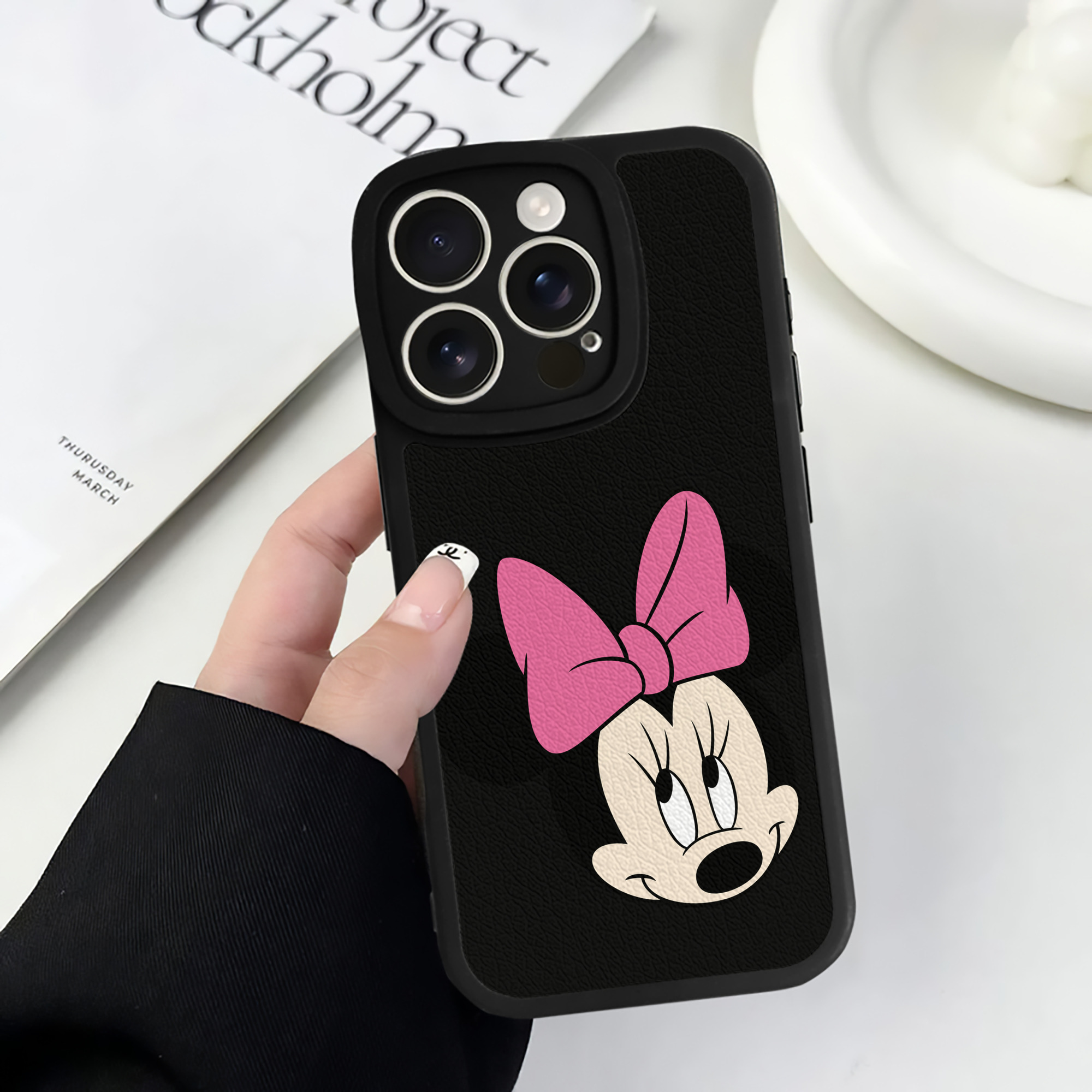 （画像用） ミッキーマウス Mickey Mouse 【iPhone 16シリーズ対応】シリコンスマホケース（レザー調） 材質：シリコン